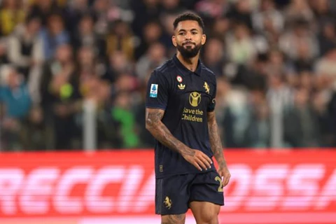 منافسة ثلاثية.. دوجلاس لويز يقترب من العودة إلى الدوري الإنجليزي